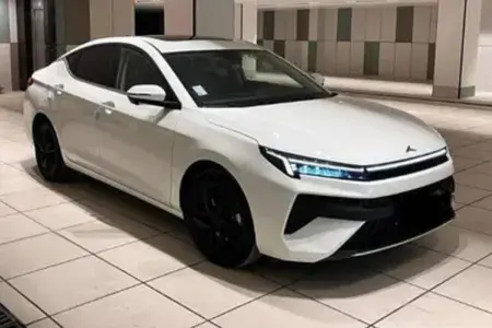 مزایده خودرو کی ام سی، J7 اتوماتیک
