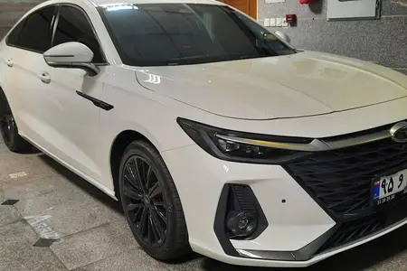 مزایده خودرو فونیکس، آریزو 8 اکسلنت
