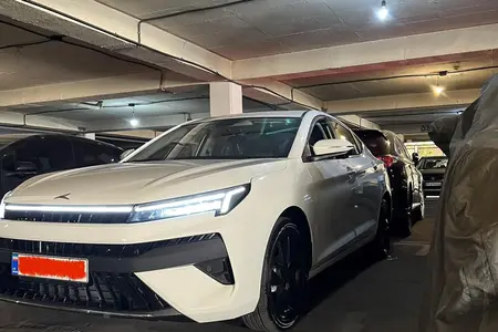 مزایده خودرو کی ام سی، J7 اتوماتیک
