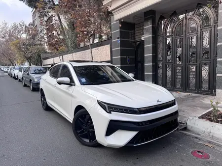 مزایده خودرو کی ام سی، J7 اتوماتیک
