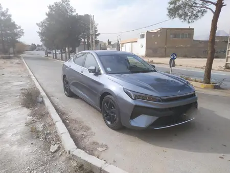 مزایده خودرو کی ام سی، J7 اتوماتیک