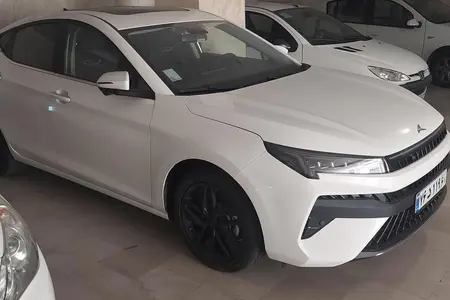 مزایده خودرو کی ام سی، J7 اتوماتیک