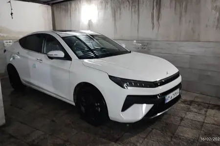 مزایده خودرو کی ام سی، J7 اتوماتیک
