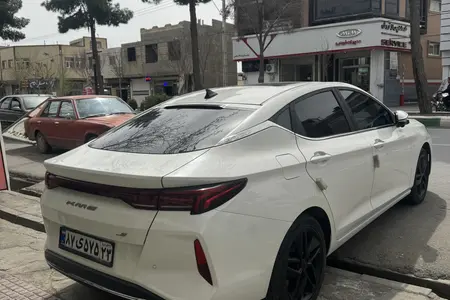 مزایده خودرو کی ام سی، J7 اتوماتیک