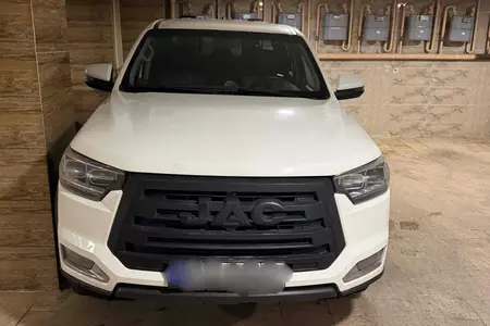 مزایده خودرو کی ام سی، T8 دنده ای