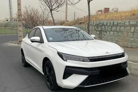 مزایده خودرو کی ام سی، J7 اتوماتیک