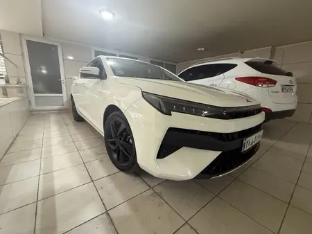 مزایده خودرو کی ام سی، J7 اتوماتیک