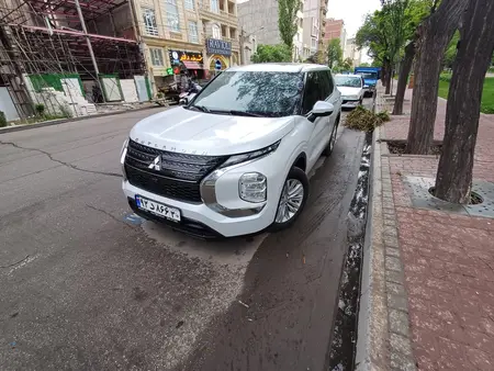 مزایده خودرو میتسوبیشی، اوتلندر تک دیفرانسیل M لاین