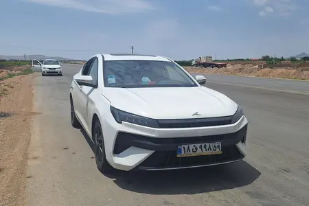 مزایده خودرو کی ام سی، J7 اتوماتیک
