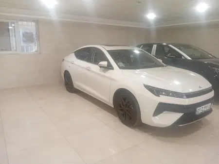 مزایده خودرو کی ام سی، J7 اتوماتیک