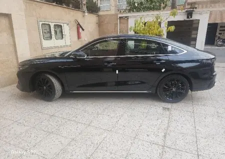 مزایده خودرو فونیکس، آریزو 8 (Z8) اکسلنت